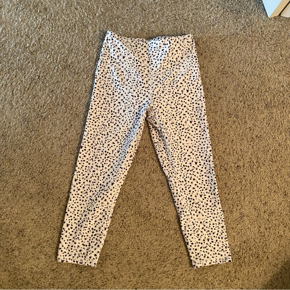Black and white capri leggings 🖤🤍